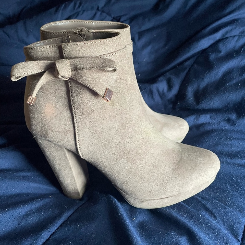 LC Lauren Conrad Size 7 Leche Taupe Heel Booties